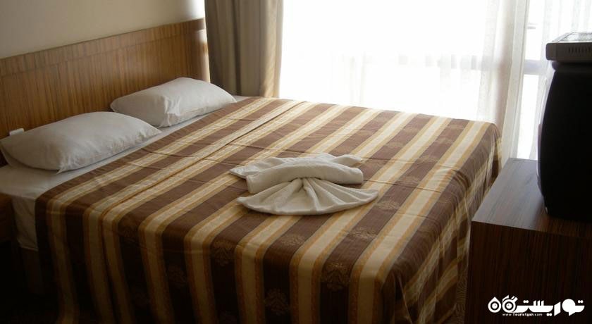 تخت بزرگ آپارتمان دوخوابه